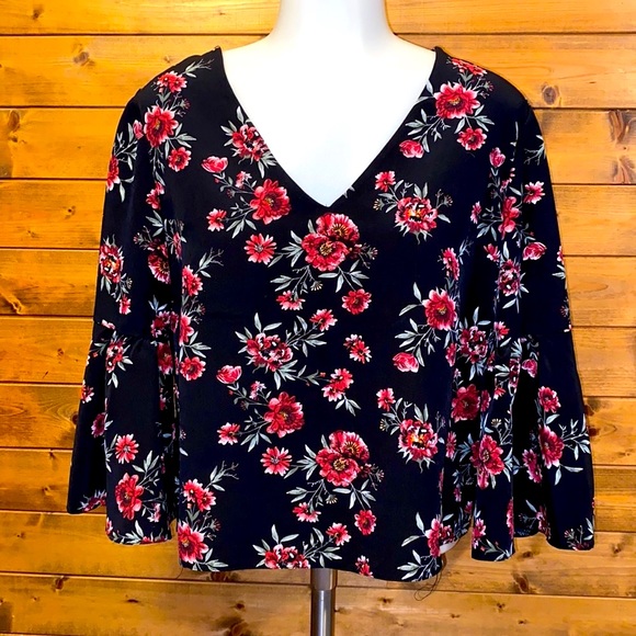 Streetwear Society Tops - Gorgeous floral blouse